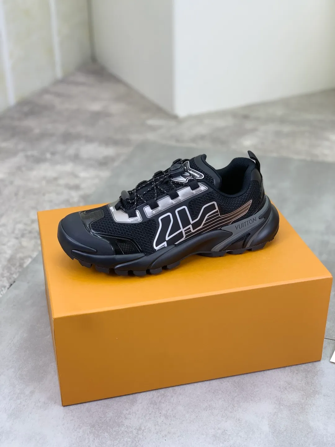 Men's Men's Shoes💰P740 New High Version LV Louis Vuitton L Jialu Brand Runner Tatic Series Thick Sole Casual Sports Shoes Running Shoes Original Purchase Development Production This LV Runner Tatic sports shoe combines technical materials such as mesh fabric and ribbons to interpret the inspiration of traditional mountaineering shoes. LV letters are written on one side, the lariat buckle of the quick lacing system is embellished with Monogram flowers and Louis Vuitton logos, and the light and wear-resistant rubber outsole completes the whole package. The delivery counter is beautifully packaged🛍📦 ▪️Fabrics: Original imported custom technical fabric + mesh ▪️Inner lining: Original customized breathable mesh ▪️Sole: Original open-molded anti-slip rubber combination material ▪️Sole thickness: 4CM ▪️Size: Men's 39-44 (38 45 (customized)